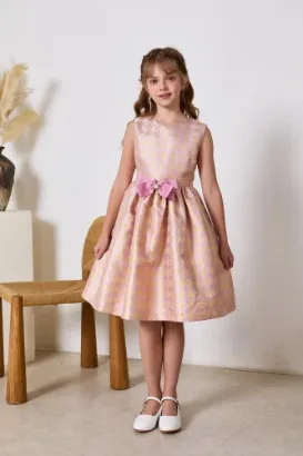 صورة فستان وردي بفيونكة بالخصر